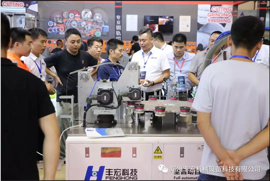 豐宏新一代全自動百葉片成型機產品現場